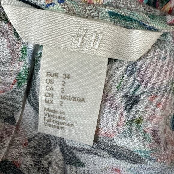 H&M Parakeet Birds Tropical Summer Floral Short Sleeve Top V-Neck Blouse Size 2 - Picture 6 of 8